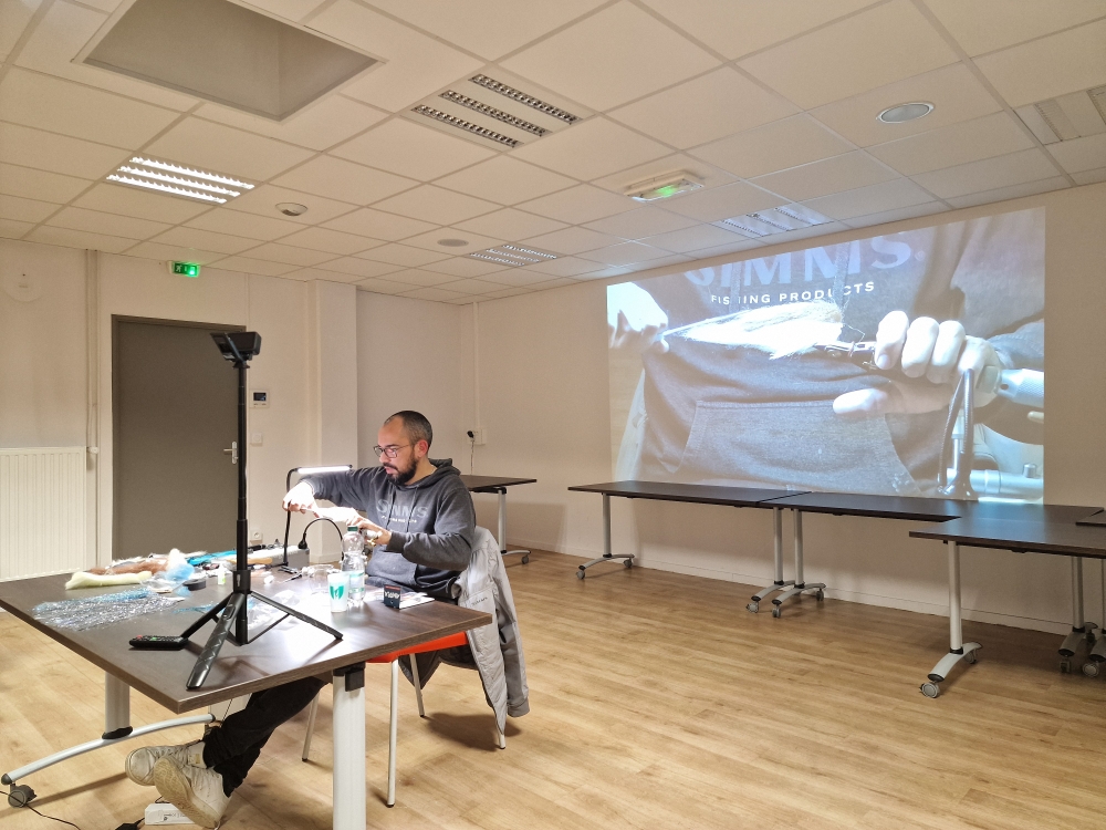 Démonstration de montage de streamers à brochet par Valentin Bernard