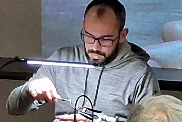 Valentin Bernard montant une mouche sèche.