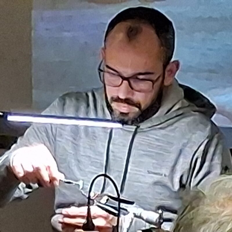 Valentin Bernard montant une mouche sèche.