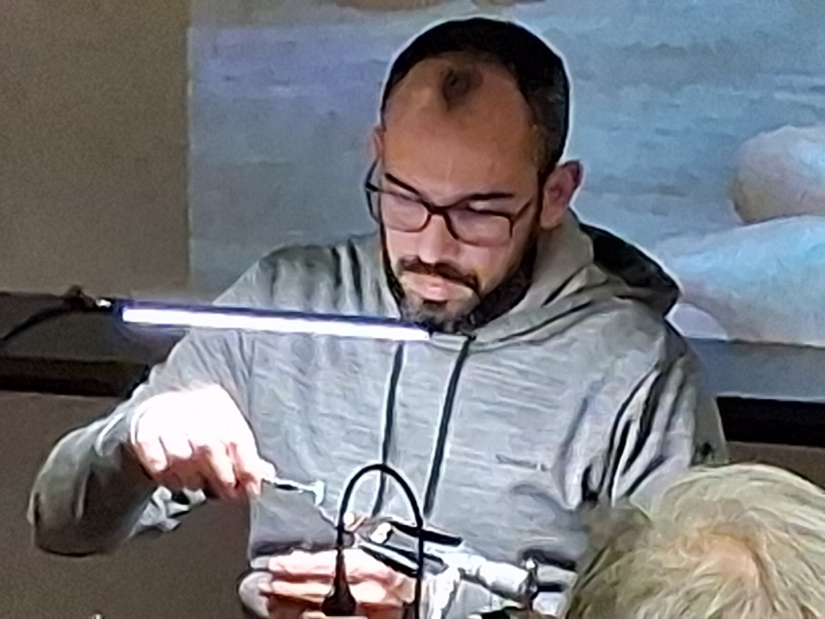 Valentin Bernard montant une mouche sèche.